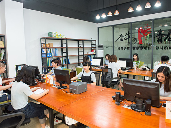 蜜桃成人网站人口金屬-辦公室