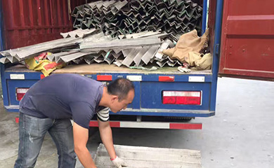 蜜桃成人网站人口金屬工作場景