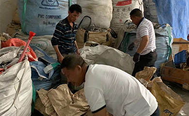 蜜桃成人网站人口金屬工作場景
